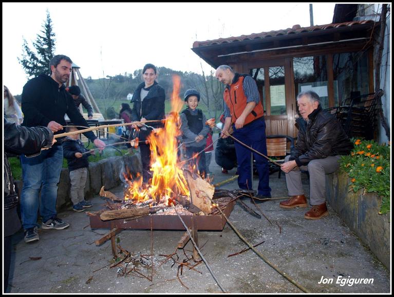 San Martin egunari dagokion txerri festa ospatu eta hurrengo egunean itxi da Aranburu Landetxeko jangela. Ireki zenetik orain arte, astero ordu polit eta atseginak  igaro  ditut bertan eta niri eskerrak ematea bakarrik gelditzen zait eman didan zerbitzuagatik.