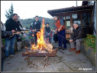 San Martin egunari dagokion txerri festa ospatu eta hurrengo egunean itxi da Aranburu Landetxeko jangela. Ireki zenetik orain arte, astero ordu polit eta atseginak  igaro  ditut bertan eta niri eskerrak ematea bakarrik gelditzen zait eman didan zerbitzuagatik.
