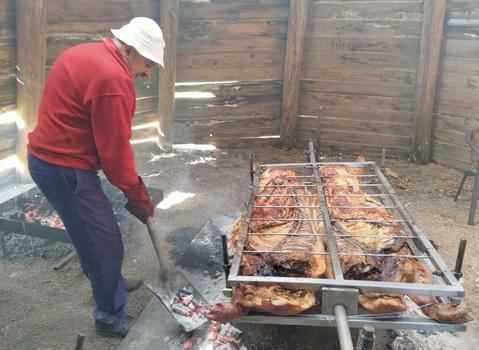 San Martin egunari dagokion txerri festa ospatu dugu aurten ere Aizarnako  Aranburu atarian.  Migel Angel landetxeko semea  arduratu da  parrillan erretzen eta esan behar  abilezia berezia duela gizon honek lan honetan. Honelako ohiturei eustea merezi duelakoan nago.  ( 1 )
