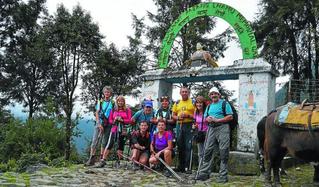 El grupo de amigos, entre los que se encuentran los padres de Beat Arrue, Arantxa y Pello, en el reciente viaje realizado a Nepal. (Argazkia Diario Vasco.com)