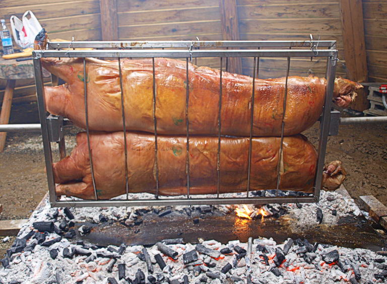 Begira nola erretzen duten txerri osoa Aranburu Landetxean, benetan mokadu goxoa benetan honela erretako txerriarena. San Martin egunari dagokion festa ospatzen da etxe honetan eta aurten ere izan du jarraipena ( 1 )