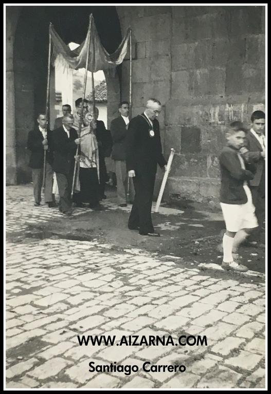 Ekaina 4 gorputz eguna ospatzen da  Euskal Herriko leku askotan. Egun Aizarnan ez dugu ospatzen baina nire gazte garaian prozesio dotorea egiten  zen plaza osoari bira emanez eta loraz estalitako zorua gainera.  Argazkian 1945 urteko  bat Aizarnan.