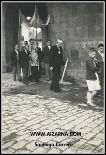 Ekaina 4 gorputz eguna ospatzen da  Euskal Herriko leku askotan. Egun Aizarnan ez dugu ospatzen baina nire gazte garaian prozesio dotorea egiten  zen plaza osoari bira emanez eta loraz estalitako zorua gainera.  Argazkian 1945 urteko  bat Aizarnan.