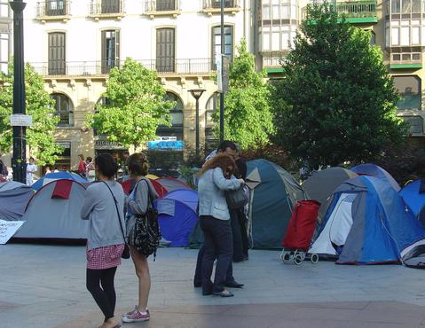 Kanpina ugari ikusten da kokatuta Donostiako bulebar honetan, gau eta egun  daude bertatik irten gabe, pankarta ugari zinzilik dituztela. ( 2 )   