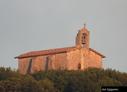 Ilunabarreko eguzkiaren azken izpien kolore bereziekin  ikusten da ermita Aizarnatik. Edozein aldetik begiratuta ere beti polita ikusten da ermita zahar hau.  Aizarnatik aterata dago argazkia 