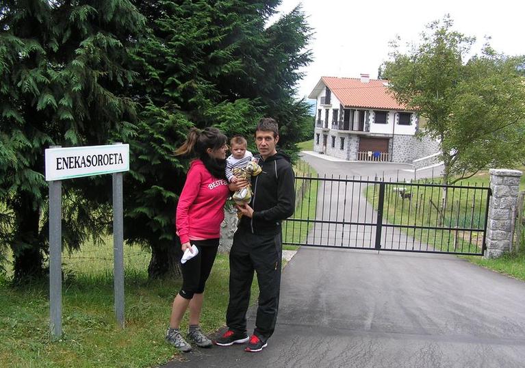 	Famatua izateak ere baditu bere arazoak, bakean mendiarekin gozatzen  ere ez diogu  uzten.  Mikel Aranburu ikusi dut bere aitaren jaiotetxe inguruan, emaztea eta haurrarekin.Lotsagabea naizela pentsatuko zuen igual  argazki bat eskatu nionean,  baina  niretzako altxor handi bat da argazki hau lortu eta  Aizarnako orrian azaltzea. Eragozpenik ez zidan jarri eta famatua izan  arren umiltasuna berekin darama mutil honek. Eskerrik asko.