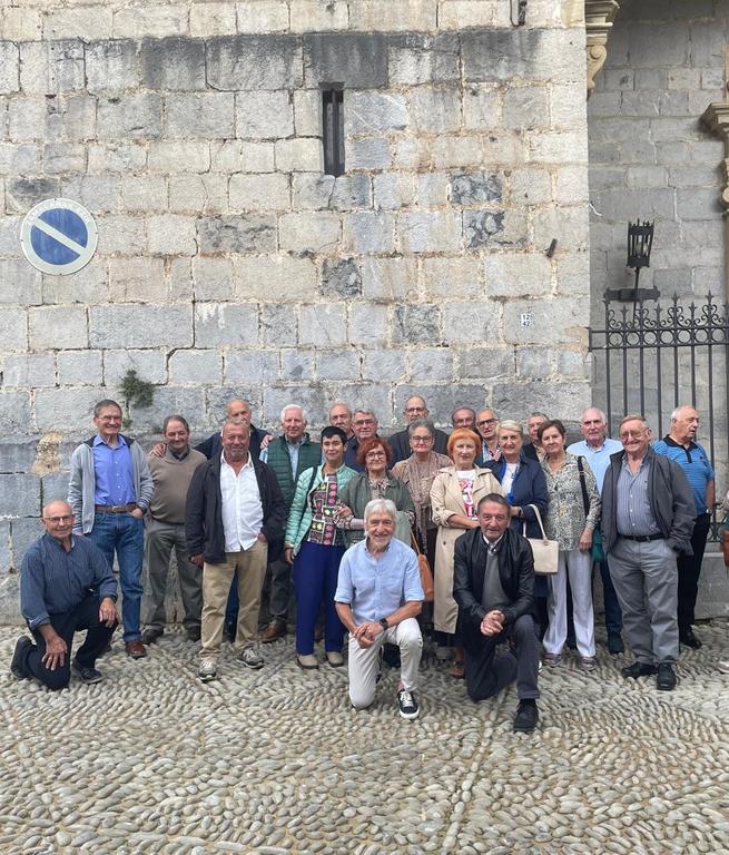   1950. urtean jaiotako adinkideak elkartu dira Zestoan. Elizkizuna hildako kideen alde eta bazkaria erromeri eta guzti. Lagun arte bikaina egin zuten eta Aizarnakoak barren zirela.