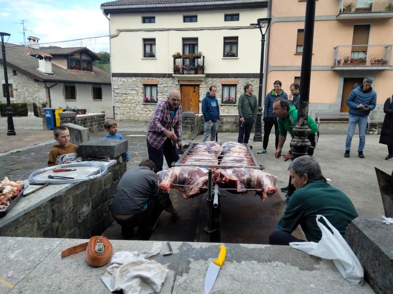  Jai eguna ondo ospatzeko txahal erretzearen lanak hastera doaz,ikusmira sortzen du lan honek. Pazko jai eguneko irudia 19/05/2024.