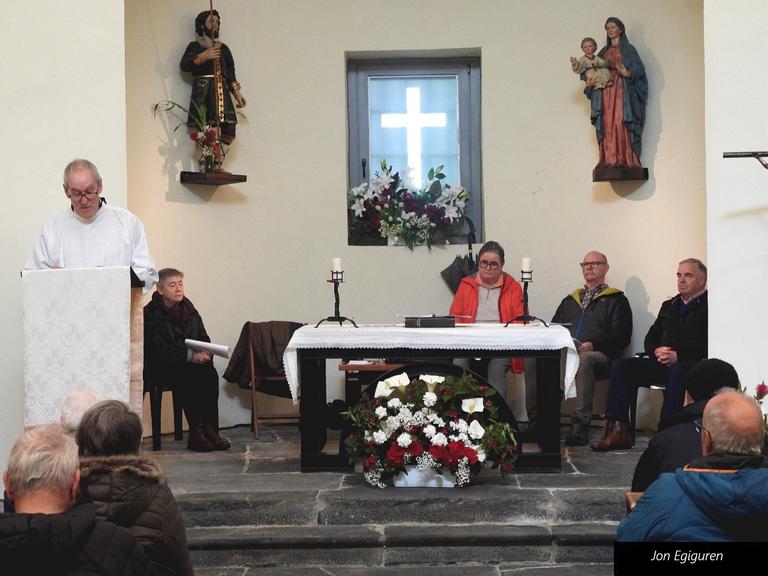   Isidro deunari eskainita dagoen ermita dena bete zen meza garaian eta bailarako hirukote batek  alaitu zuten berau. Ermita egoki apainduta zegoela ezin ukatu, polita zegoen benetan.(  2 )
