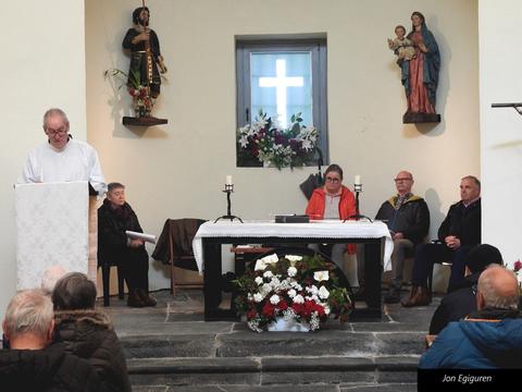   Isidro deunari eskainita dagoen ermita dena bete zen meza garaian eta bailarako hirukote batek  alaitu zuten berau. Ermita egoki apainduta zegoela ezin ukatu, polita zegoen benetan.(  2 )