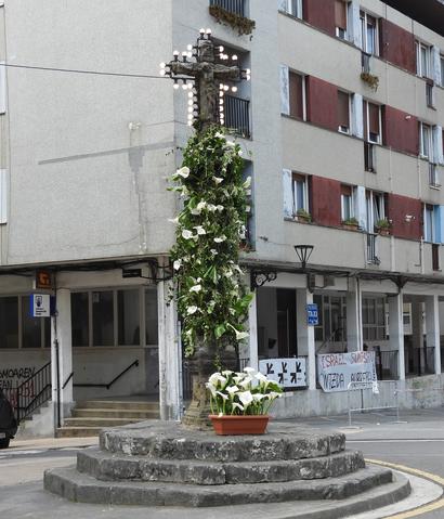 Maiatzak hiru, Santa Kutzak ospatzen dira Zestoan. Aizarnak egin zuen hiribildu hau deitura honekin bataiatu zuten eta eguna ospatzeko benetan dotore apaintzen duten gurutzea. Ez da sortu zenean jarritako gurutzea izango, baina ohiturak jarraitu egiten du.