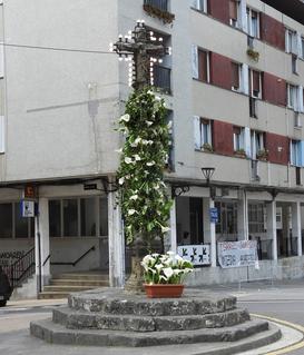 Maiatzak hiru, Santa Kutzak ospatzen dira Zestoan. Aizarnak egin zuen hiribildu hau deitura honekin bataiatu zuten eta eguna ospatzeko benetan dotore apaintzen duten gurutzea. Ez da sortu zenean jarritako gurutzea izango, baina ohiturak jarraitu egiten du.