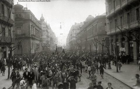  Maiatzaren lehen eguna, langileriaren eguna ospatzen dugu eta   aldarrikatzeko manifestaldi ugari ikusten dira egun honetan. 1917 garren urtean Donostian egin zen manifestaldi bateko  argazki honekin omenduko dut langileriaren egun berezi hau. Gora langileriaren eguna, Argazkia Kutxateka orri digitaletik jasota dago.