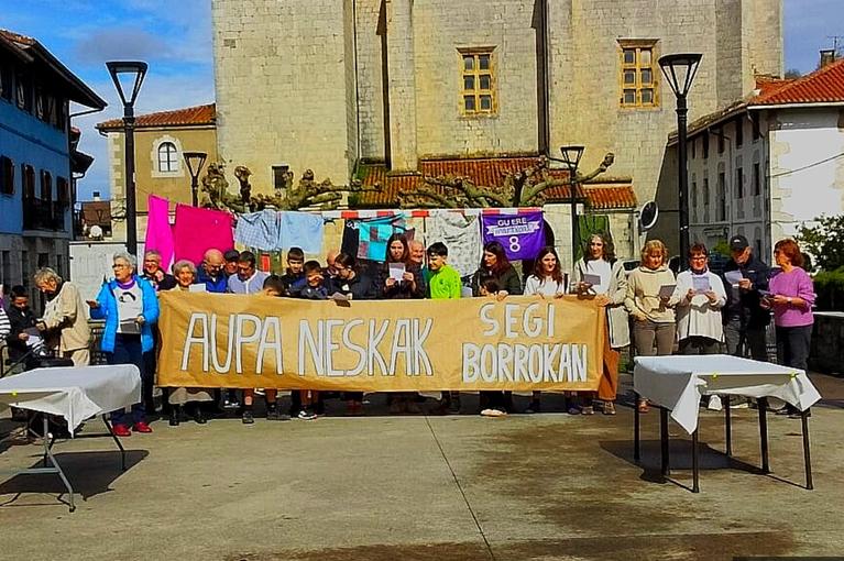 Martxoak 8. Emakumeen Nazio Arteko Eguna ospatzen da.  Aizarnan ere egin duten  berdintasunaren aldeko aldarrikapena.