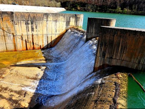 Martxoak 9. azken euriak direla eta  Ibai-eder urtegia dena beteta dago eta gainetik ere ura jaurtitzen ari da.