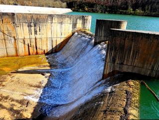 Martxoak 9. azken euriak direla eta  Ibai-eder urtegia dena beteta dago eta gainetik ere ura jaurtitzen ari da.