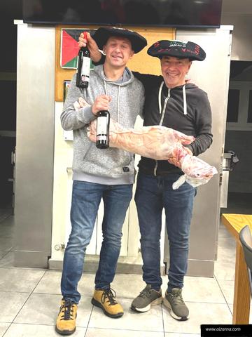 Aizarnan eta otsailean jokatzen den mus txapelketa herrikoi honek  xarma berezia duela   ezin ukatu, hemen txapela janzten duen  bikoteak herriko muslaririk onenen begirunea eskuratzen baitu. Aurtengo txapeldunak; Josu Zelaia eta Xabier Eizagirre izan dira eta zorionak eman behar 