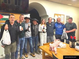 Lehen, bigarren,hirugarren eta laugarren sailkatuak sariak eskuan dituztela