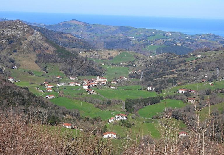 Aizarna bailara, martxoaren  lehen egunean ateratako  irudia ermitatik begiratuta.