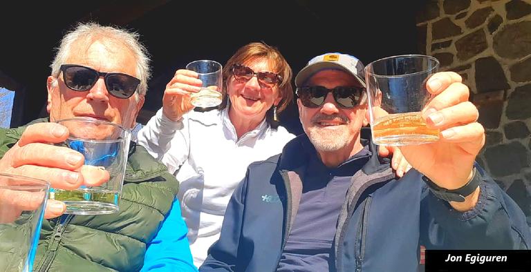   Zelatunen,  Antonion borda ireki zuten atzo eta Xanpainarekin gonbidatu zituen hurbildu ziren guztiak.  Beraz guk  ere ospatu genuen eguna eta irekita jarraitu dezala urte askotan, Ernioko toki   paregabean  dagoen txoko berezi hau.  Mendizaleak eskertuko dute eta.