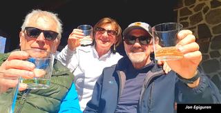   Zelatunen,  Antonion borda ireki zuten atzo eta Xanpainarekin gonbidatu zituen hurbildu ziren guztiak.  Beraz guk  ere ospatu genuen eguna eta irekita jarraitu dezala urte askotan, Ernioko toki   paregabean  dagoen txoko berezi hau.  Mendizaleak eskertuko dute eta.