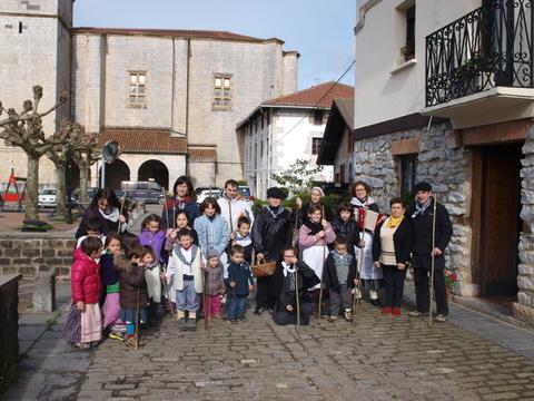 Santa Agueda bezperan kantari irten dute aurten ere Aizarnako ikasle eta gurasoak. Ohitura ez dela galduko ematen du beste urte pila batean, argazkian ikusten diren haur hauek jarraitzen badute behintzat. Guraso eta txiki hauek kantari kalean ibiltzeak   alaitu egiten du egun berezi honetan Aizarna.