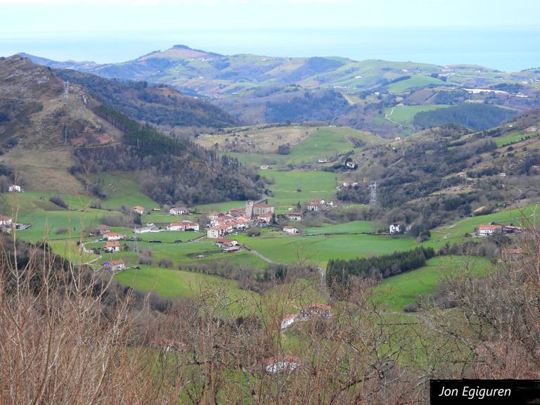 Aizarnari begira otsaileko lehen eguneko argazkia. Egun iluna baina paisaia beti bezalako erakargarria. 