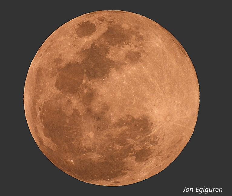 Otsailaren lehen eguneko ilargi betea Aizarnatik begiratuta.