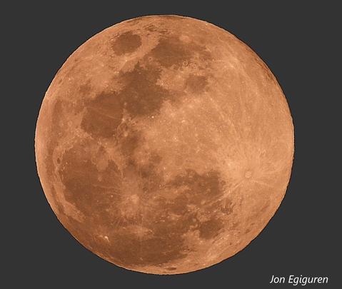 Otsailaren lehen eguneko ilargi betea Aizarnatik begiratuta.