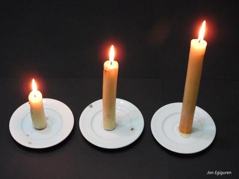 Otsailak 2 Candelaria eguna ospatzen da. Gogoan dut  oraindik kandelak Puertekoan erosi eta nola joaten ginen elizara berauek bedeinkatzera. Bedeinkatutako kandelak askotan pizten ziren urtean zehar, ekaitz  erasoetan bati-bat eta  argindarrak  ere askotan  kale egiten zuenez ezinbestekoak berauek. Asko  aldatu da gure gizartea.