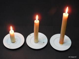 Otsailak 2 Candelaria eguna ospatzen da. Gogoan dut  oraindik kandelak Puertekoan erosi eta nola joaten ginen elizara berauek bedeinkatzera. Bedeinkatutako kandelak askotan pizten ziren urtean zehar, ekaitz  erasoetan bati-bat eta  argindarrak  ere askotan  kale egiten zuenez ezinbestekoak berauek. Asko  aldatu da gure gizartea.