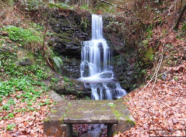 Azken egunetako euriak, Lasao errekara jaurtitzen duen errekatxo honen  ur- jauzia handitu egin da. Txoko polita irudian  jasotzeko.13/02/2026