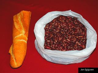 Otsailaren hiruan San Blas eguna ospatzen da. Santu hau eztarriaren zaindaria da. Eztarria babesteko, lepoan eramateko lokarriak eta apaingarriak bedeinkatzen dira, baita janariak ere: ogia, opilak eta abar. Gogoan dut haurra nintzela eta amak bidalita, argazkian ikusten diren elikagai hauek Aizarnako elizara eramaten nituela, hauek bedeinkatu eta familiaren eztarriak babesteko.