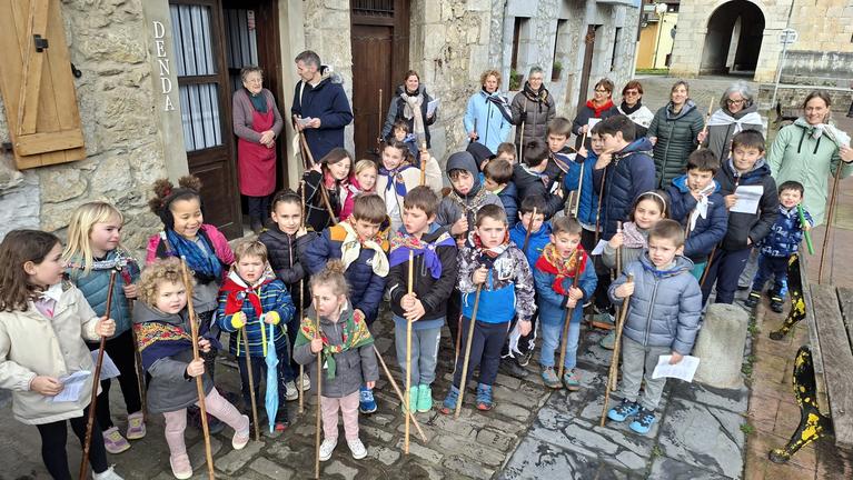 Aizarnako eskolako haurrak, Santa Ageda bezperan, aurten ere etxez-etxe ibili dira koplak abesten, ohitura zaharrari eutsiz. Nire ikasketa garaian, geuk osatzen genituen taldeak eskean ibiltzeko, eta talde ugari sortzen ziren baserriz baserri, diru pixka bat eskuratzeko asmoz. Ohiturak bizirik jarraitzen du gaur egun ere, nahiz eta herri askotan ekintza honetarako talde bakarra osatzen den. ( 1 )