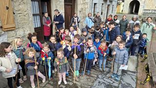 Aizarnako eskolako haurrak, Santa Ageda bezperan, aurten ere etxez-etxe ibili dira koplak abesten, ohitura zaharrari eutsiz. Nire ikasketa garaian, geuk osatzen genituen taldeak eskean ibiltzeko, eta talde ugari sortzen ziren baserriz baserri, diru pixka bat eskuratzeko asmoz. Ohiturak bizirik jarraitzen du gaur egun ere, nahiz eta herri askotan ekintza honetarako talde bakarra osatzen den. ( 1 )