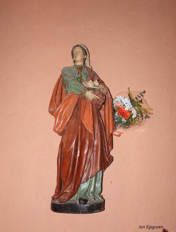  Aurten ere Santa Engrazia ermitako Agedaren irudiari  lore sorta polit bat jarri diote bere egunean. Ermita honen atarian tertulia txiki bat egin dut Agedari bisita egitera etorri diren bikote batekin eta hauen esanetan  Aizarnako elizan dagoen irudiari ere jartzen omen diote lore sorta egun honetan. Honen berririk ez nuen  eta argazkirik ezin izan dut lortu aurten, ea hurrengo urtean lortzen dudan, oraindik badira  Santa honen debotoak herrian. Bejondeiela. 