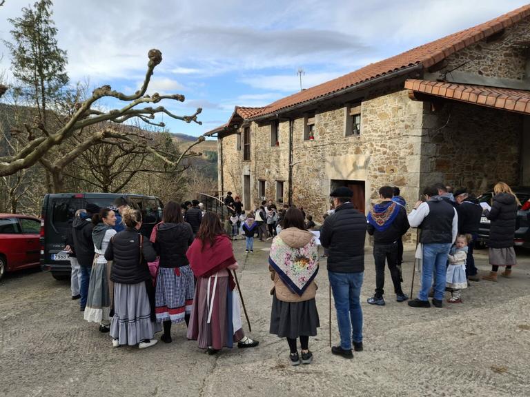  Larunbatean haurrak eta gurasoak ibili dira herrian zehar koplari. (Argazkia Sorabil-Berri baserrian aterata dago eta Danbolin orri digitaletik jasota.