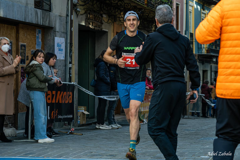  Xabier Bergara  Elortza Aizarnarra, Zaldei lasterketan helmugara iristen.Lasterketa honek  25 kilometroko ibilbidean du.  Bejondeiola  ( Argazkia Adiel Zabala )