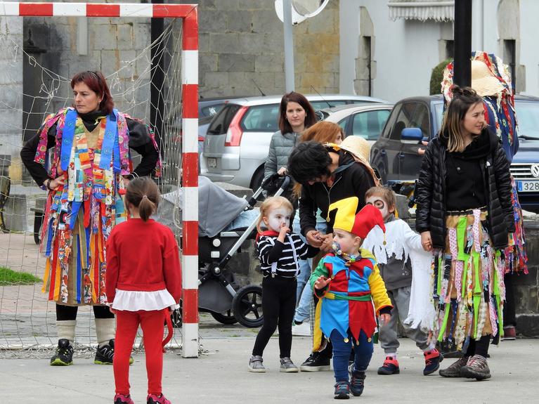 Ostegun gizen egunean hasi dituzte inauteriak Aizarnako ikastolan. Haur eta guraso, mozorro dotoreekin ikusten dira herriko plazan. ( 1 )