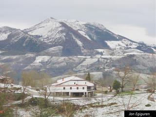 Urte hasieran  negu giroa nagusitu da, Aizarnako kaskoa ez dut ikusi zurituta baina bailarako paisaiak elur ugarirekin ikusi ditut. Argazkian Igartza baserria, Izarraitz mendi bailara zurituta dela. 