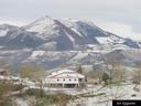 Urte hasieran  negu giroa nagusitu da, Aizarnako kaskoa ez dut ikusi zurituta baina bailarako paisaiak elur ugarirekin ikusi ditut. Argazkian Igartza baserria, Izarraitz mendi bailara zurituta dela. 