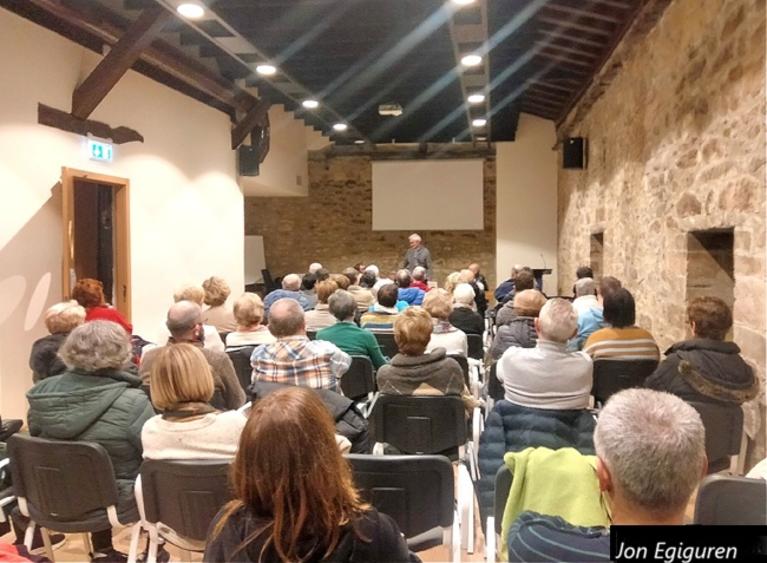 Joxe Arregi Aizarnan bizi den azpeitiarrak liburu berri bat aurkeztu du, Jainkoa, Jaun goikoaz harago izenburupean. Aurkezpena Azpeitiko Baso Zabal jauregian egin zuen, eta jende ugari bertaratu zen. Liburuaren izenburua bera oso erakargarria dela ematen du, hurbildu zen jende kopurua ikusita. Aurkezpenean liburuaren hainbat atal azaldu zituen: batzuekin erabat ados nengoen, beste batzuekin ez hainbeste. Hala ere, gustura egon nintzen entzuten, eta amaieran, eskaintza batekin  liburua erosi nuen. Pozik itzuli nintzen etxera, liburua lasai irakurtzeko aukerarekin. Irakurri ondoren espero dut azterketa sakonago bat egitea liburuari  eta iritzi bat ematea orri honetan. 