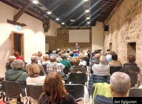 Joxe Arregi Aizarnan bizi den azpeitiarrak liburu berri bat aurkeztu du, Jainkoa, Jaun goikoaz harago izenburupean. Aurkezpena Azpeitiko Baso Zabal jauregian egin zuen, eta jende ugari bertaratu zen. Liburuaren izenburua bera oso erakargarria dela ematen du, hurbildu zen jende kopurua ikusita. Aurkezpenean liburuaren hainbat atal azaldu zituen: batzuekin erabat ados nengoen, beste batzuekin ez hainbeste. Hala ere, gustura egon nintzen entzuten, eta amaieran, eskaintza batekin  liburua erosi nuen. Pozik itzuli nintzen etxera, liburua lasai irakurtzeko aukerarekin. Irakurri ondoren espero dut azterketa sakonago bat egitea liburuari  eta iritzi bat ematea orri honetan. 