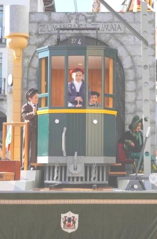  San Sebastian eguneko haurren desfilean  Urola trenaren karroza  atera dute Azpeitian. Oroitzapen asko ekarri dizkit burura, askotan ibili  gara Aizarnakoak bertan;  azokara, lanera, hondartzara  eta abar. Polita benetan.
