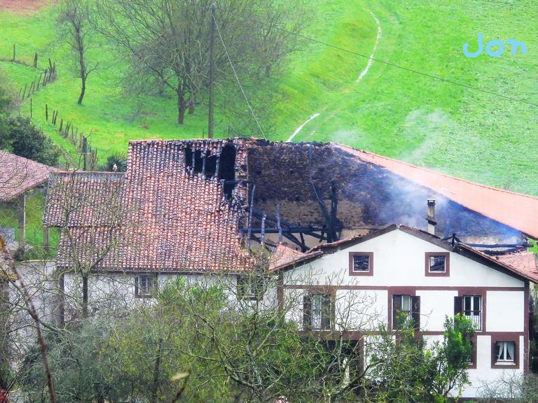 Amilibia Txiki baserria gehien bat erre egin da eta Amilibia handi   salbatu egin da suhiltzaileei esker. Hiru etxe zeuden elkarren kontra eta badirudi  suhiltzaileek lan bikaina egin dutela beste etxea zaintzeko garaian.   11/01/2022