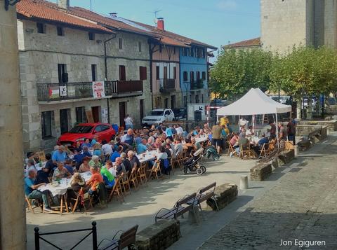 Ibilaldiaren ondoren bazkaria bikaina zuten prestatuta ibiltariak herriko plazan. Eguerdian ere eguraldiak lagundu zuen eta benetan gozatu zuten ibiltariak trikiti eta guzti.  