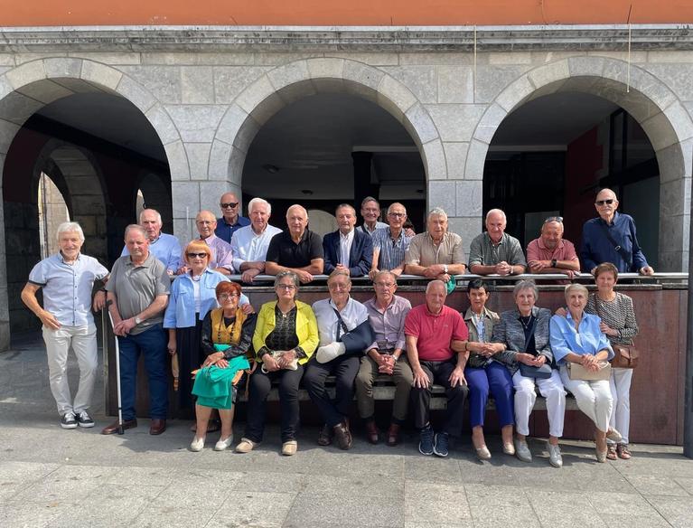   Irailak 27an  Zestoan elkartu ziren  1950ean jaitako kintoak. Beti bezala hildakoan oroimenez meza eta ondoren  bazkaria giro ederrean. Argazkia ere atera zuten oroipen bat  izateko eta esan behar  sasoi onean ikusten direla   oraindik. Aizarnakoak ere tartean izanik orrian jasotzen dut argazkia etorkizunean nahi duenak ikusi.
