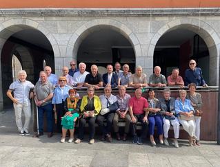   Irailak 27an  Zestoan elkartu ziren  1950ean jaitako kintoak. Beti bezala hildakoan oroimenez meza eta ondoren  bazkaria giro ederrean. Argazkia ere atera zuten oroipen bat  izateko eta esan behar  sasoi onean ikusten direla   oraindik. Aizarnakoak ere tartean izanik orrian jasotzen dut argazkia etorkizunean nahi duenak ikusi.
