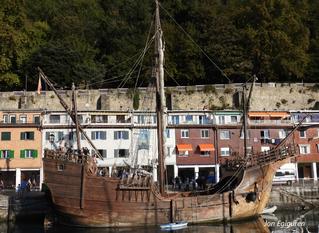     Donostiako portuan atrakatuta dagoen Santa Maria itsas ontzia   Kolonek Atlantikoa zeharkatzeko erabili zuen errepika bat da. Ikusi dut barru eta kanpo eta harrigarria egin zait 40 lagun honen barruan eta  garai haietako  baliabideekin  Ameriketara iristea. Benetako balentria egin zutela ezin ukatu.