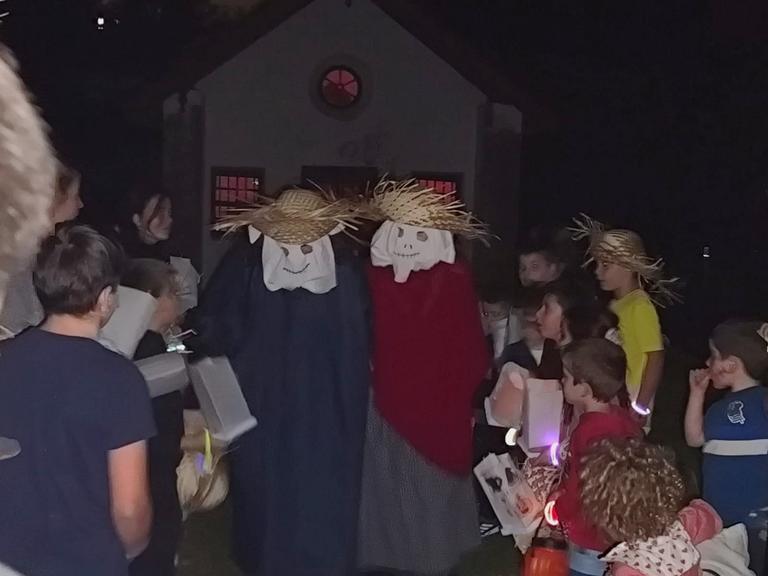   Estatu Batuetatik etorri zaigun Halloween edo guk deitzen diogun gau beltza ohitura bihurtzen ari da Euskal Herrian ere. Nik egun tristeak ezagutu nituen baina egun jolas eta jai giroa bihurtzen ari da gure gizartean  ere.Aizarnan ere ospatu dute egun berezi hau.